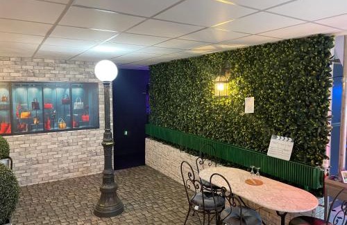 Issoudun Apartment | Cinema Paradiso - Appartement de charme avec Sauna, Hammam, spa