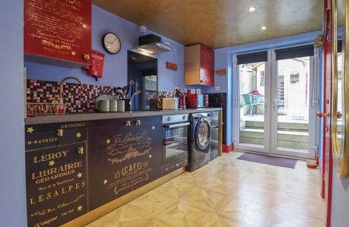 Treffynnon Cottage | CIRCUS CIRCUS, pet friendly, character holiday cottage in Holywell