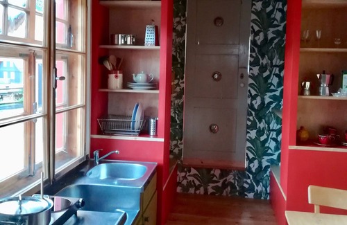 Graefenthal House | Circus wagon on the edge of the forest, family friendly, pets allowed