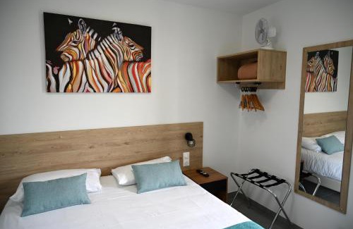 Saint-Martin-de-Fraigneau Hotel | Cit'Hotel Les Eleis