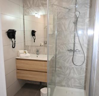 Saint-Martin-de-Fraigneau Hotel | Cit'Hotel Les Eleis