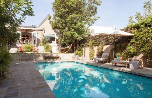Mid-Wilshire House | CITRUS HOUSE WITH BIG POOL AND GARDEN