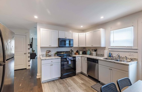 Near Northside Apartment | City-Center 2BR Near Attractions