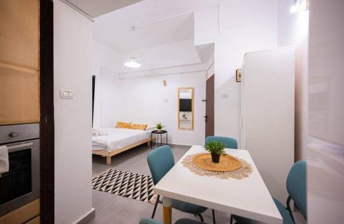Old North Apartment | City Center Ben Yehuda - Studio - By Vacay