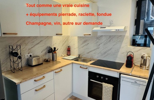 Centre Ville Apartment | City center Jacuzzi Overhead projector Terrace Breakfast Love Room