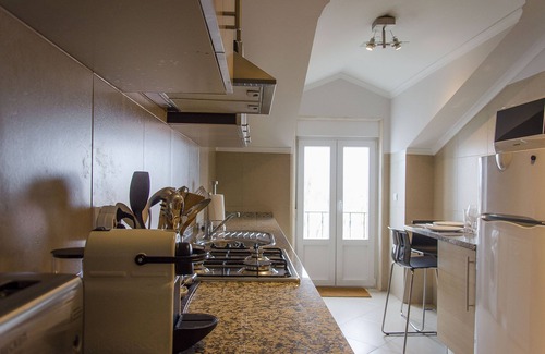 Santa Engracia Apartment | City Center With Amazing River Views. Close To The Major Areas But Very Quiet.