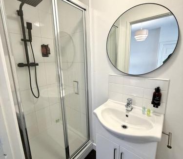 Grangetown Apartment | City Centre Embankment View Apartment Sleeps 3