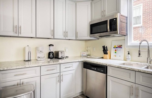 Jamaica Hills Apartment | City Escape –Steps to Subway, 10 Min to JFK/LGA, Manhattan in Minutes + Parking!