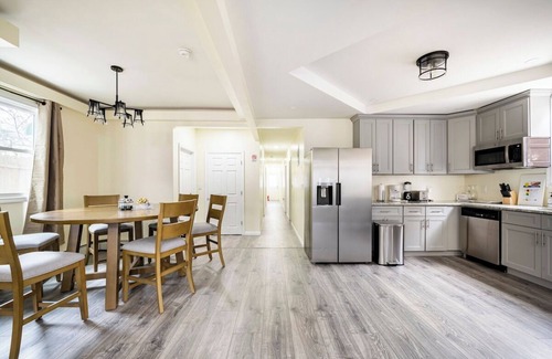 Jamaica Hills Apartment | City Escape –Steps to Subway, 10 Min to JFK/LGA, Manhattan in Minutes + Parking!