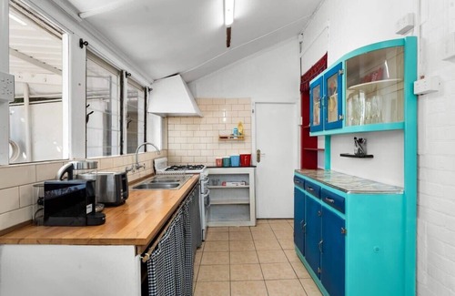 Bowden House | City Fringe Vintage Charm: 2BR Retreat - Bowden