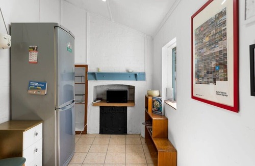 Bowden House | City Fringe Vintage Charm: 2BR Retreat - Bowden