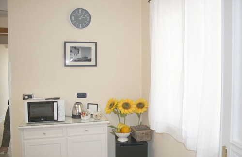 Pompei Bed & Breakfast | City Life Pompeii - Sun Suite with Balcony