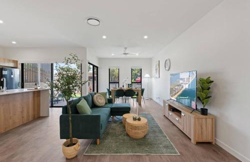 Capalaba House | City Oasis Brand New 4BR with Parking and Steps to Shops