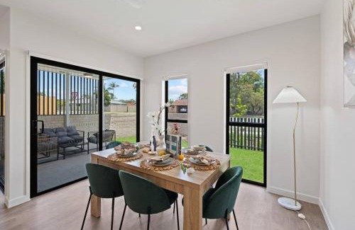 Capalaba House | City Oasis Brand New 4BR with Parking and Steps to Shops