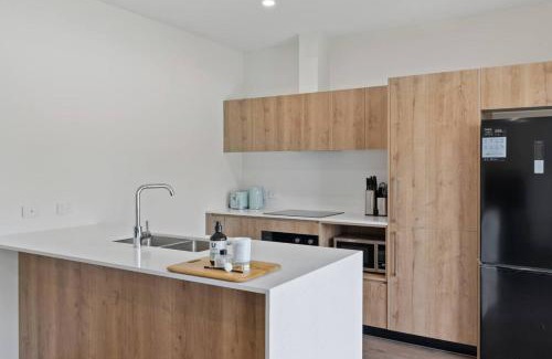 Capalaba House | City Oasis Brand New 4BR with Parking and Steps to Shops