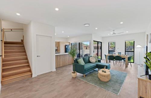 Capalaba House | City Oasis Brand New 4BR with Parking and Steps to Shops