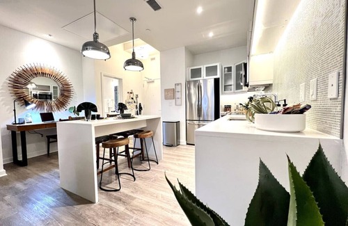 Downtown Kansas City Apartment | City Sky Lux DT King Bed Apartment No Cleaning Fee