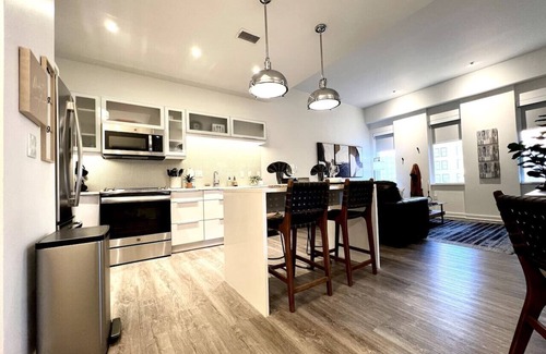 Downtown Kansas City Apartment | City Sky Lux DT King Bed Apartment No Cleaning Fee