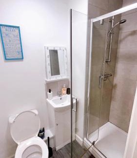 Bradford Apartment | City Views Top Floor - Bradford City Center