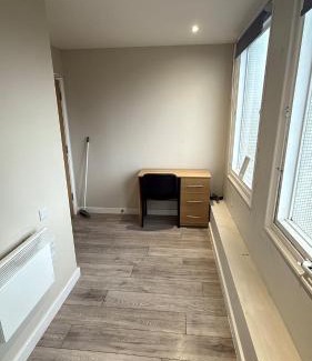 Bradford Apartment | City Views Top Floor - Bradford City Center