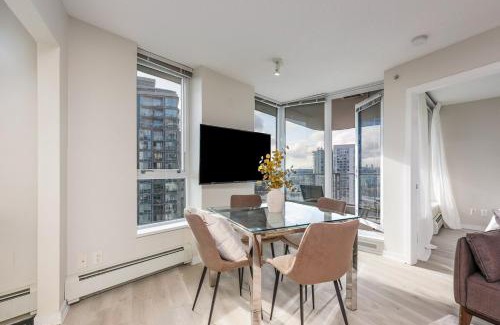 Crosstown Apartment | Cityview Condo with Pool and Workspace near Rogers Arena for 7