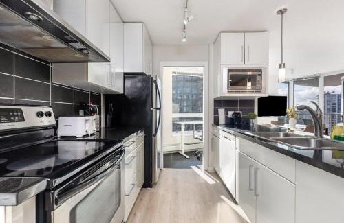 Crosstown Apartment | Cityview Condo with Pool and Workspace near Rogers Arena for 7