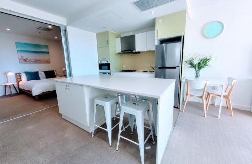 Glenelg Apartment | CityViews @ Glenelg * Pool/Beach * Free Parking *