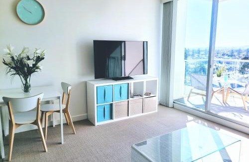 Glenelg Apartment | CityViews @ Glenelg * Pool/Beach * Free Parking *