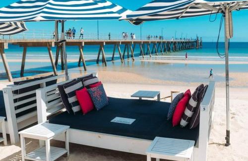 Glenelg Apartment | CityViews @ Glenelg * Pool/Beach * Free Parking *