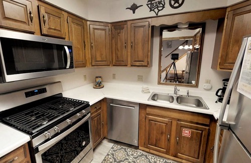 Red River Cabin | CJ A-Frame 3 - In Town - Ski In/Ski Out - Free WiFi - Cable - Hot Tub - Washer/D