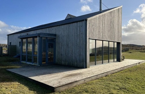 Isle of North Uist Cottage | CLACHAN LODGE, pet friendly, with a garden in Lochmaddy, North Uist