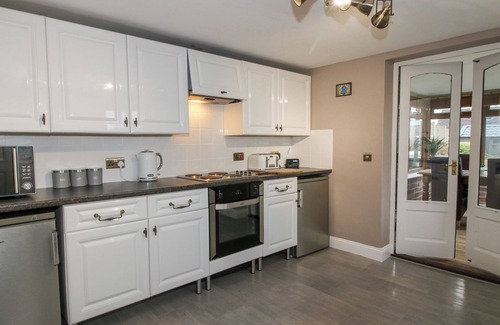 Farden Cottage | CLANDYKE COTTAGE, pet friendly, with hot tub in Clee Hill