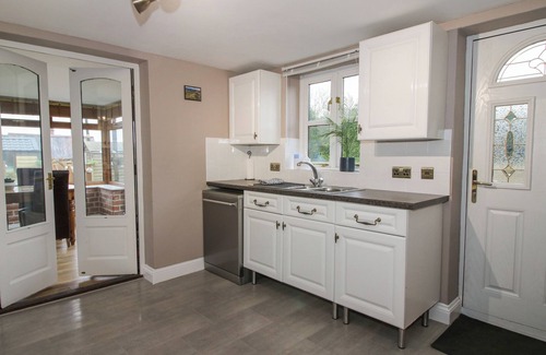Farden Cottage | CLANDYKE COTTAGE, pet friendly, with hot tub in Clee Hill