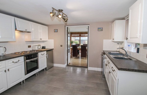 Farden Cottage | CLANDYKE COTTAGE, pet friendly, with hot tub in Clee Hill