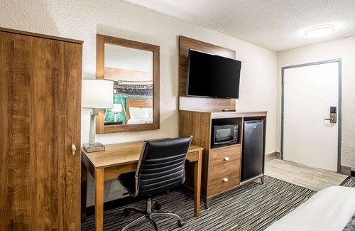 East Lansing Hotel | Clarion Pointe East Lansing University Area