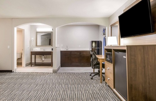 East Lansing Hotel | Clarion Pointe East Lansing University Area