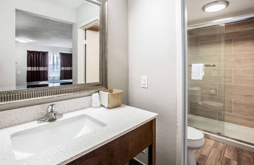 East Lansing Hotel | Clarion Pointe East Lansing University Area