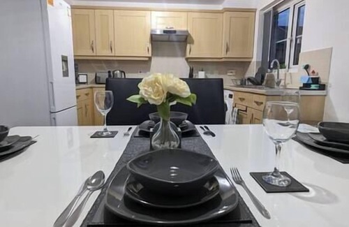 Burnley House | CLARITURF - 4 Bed House-Stadia,Parks,Canal & Sites-SkyN'flix