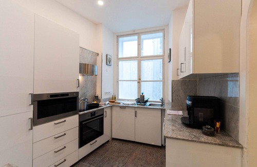 Innere Stadt Apartment | Classic 3-bed with A/C, Balcony Near The Cathedral