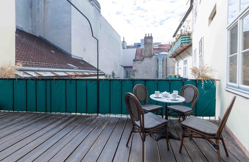 Innere Stadt Apartment | Classic 3-bed with A/C, Balcony Near The Cathedral