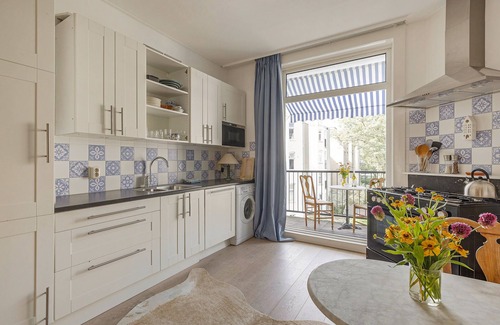De Pijp Apartment | Classic apartment with two balconies