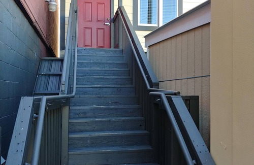 Seahurst Condo | Classic Condo in the hart of Downtown Burien