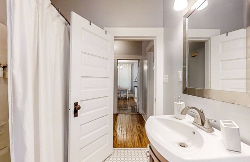 Americus House | Classic cottage with large yard, fast WiFi, washer/dryer, & central AC