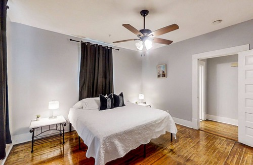 Americus House | Classic cottage with large yard, fast WiFi, washer/dryer, & central AC