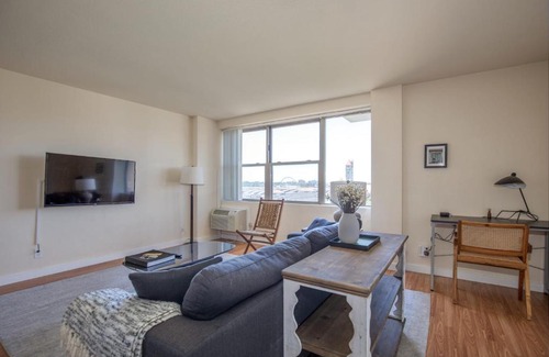 Downtown West Apartment | Classic DT 2BR with City View by Zencity