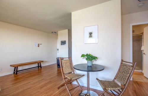 Downtown West Apartment | Classic DT 2BR with City View by Zencity