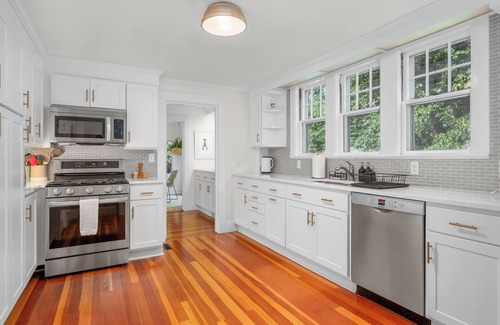Hyannis Port House | Classic Hyannis Port Family House - Walk to the beach!