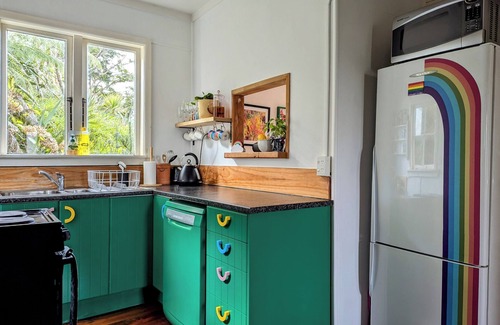 Raglan Cabin | Classic Kiwi bach & sleep-out with a stunning view