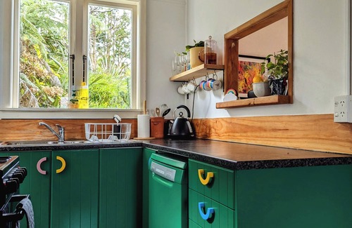 Raglan Cabin | Classic Kiwi bach & sleep-out with a stunning view