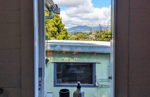 Raglan Cabin | Classic Kiwi bach & sleep-out with a stunning view